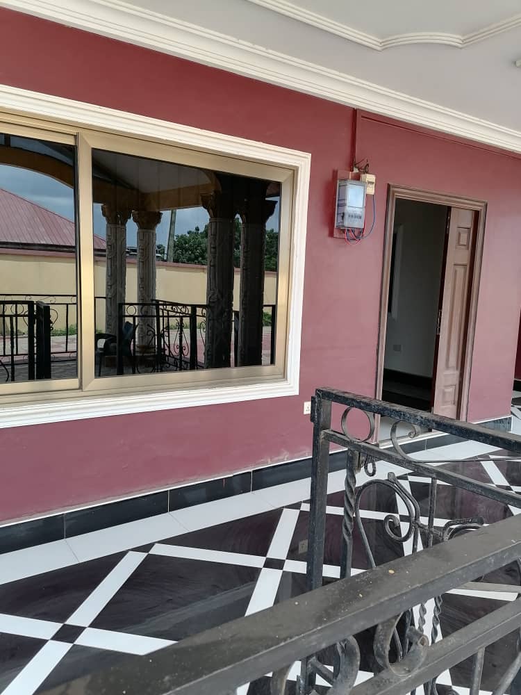 Six bedroom house - Image 2